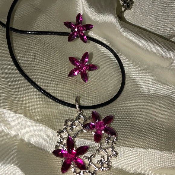 Gorgeous silver & pink pendant on leather cord - Picture 6 of 8